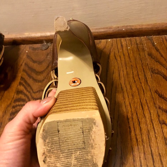 Size 8 heels with detailed leather like design - Picture 3 of 3